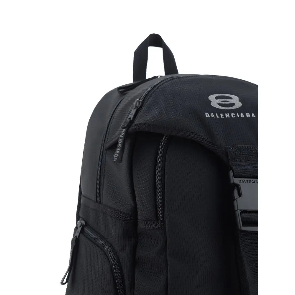 Svart Balenciaga Unity rygsæk med slankt, minimalistisk design og subtilt sølvlogo