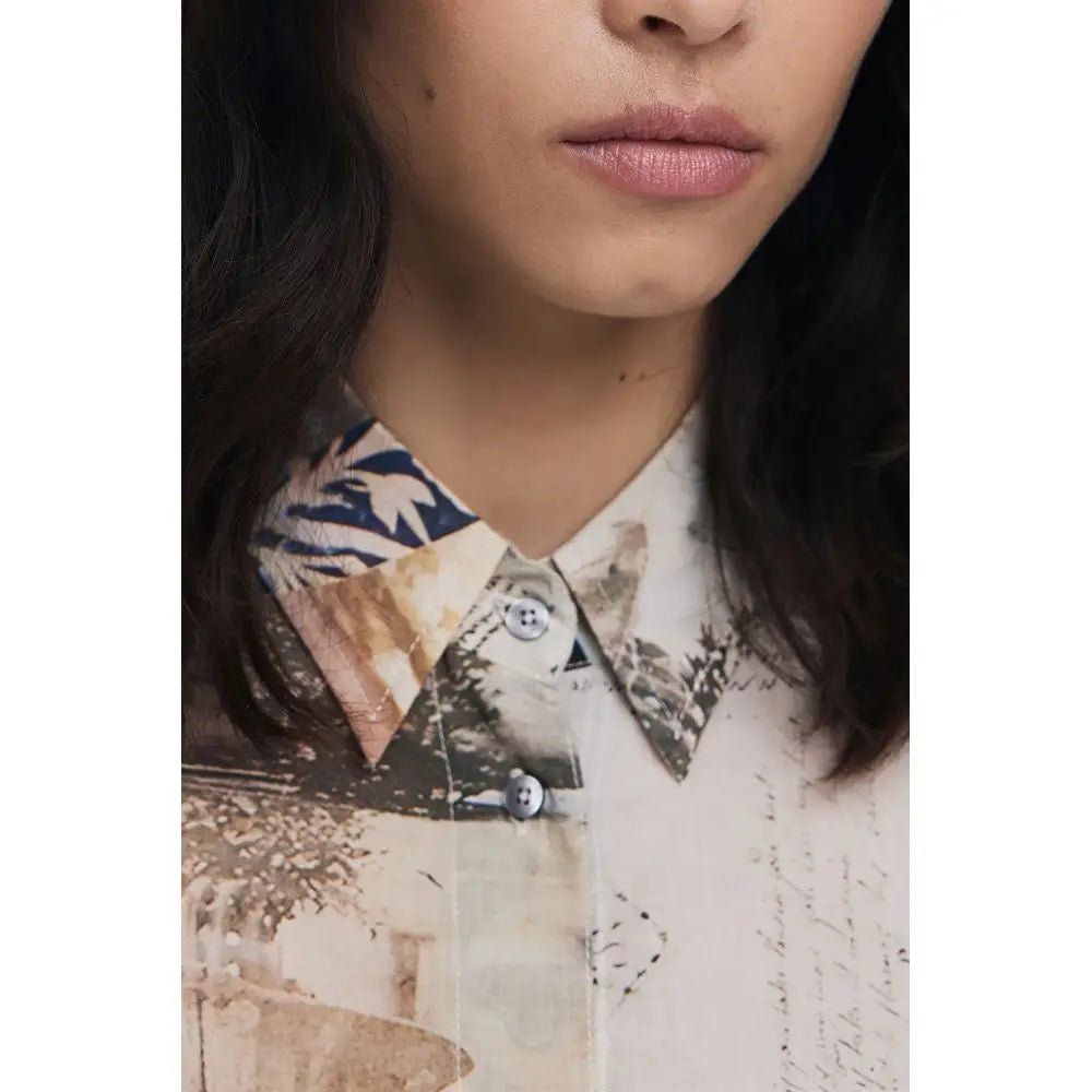 Desigual beige cotton shirt med kvindemodel i hvid bluse med sepia-print