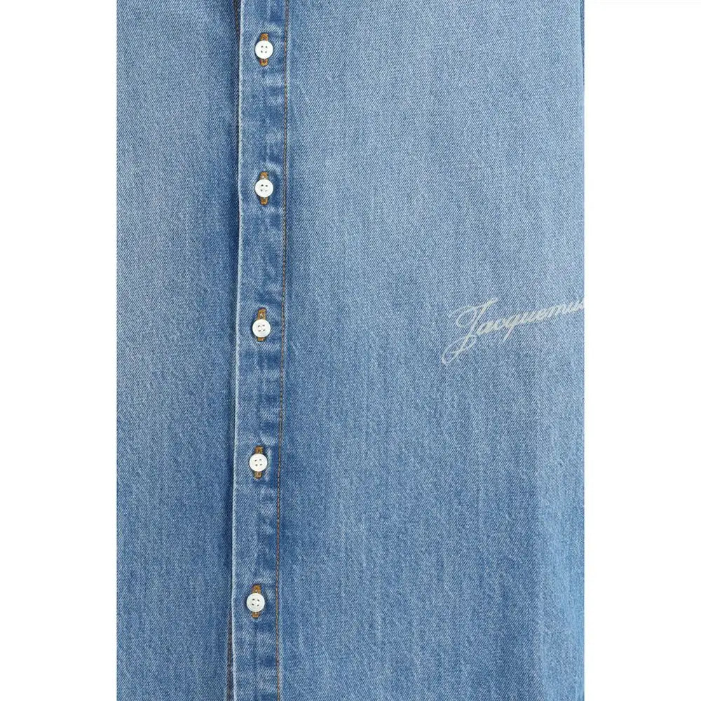 Jacquemus blue denim shirt i lys blå med hvide knapper og subtil Jacquemus-broderi
