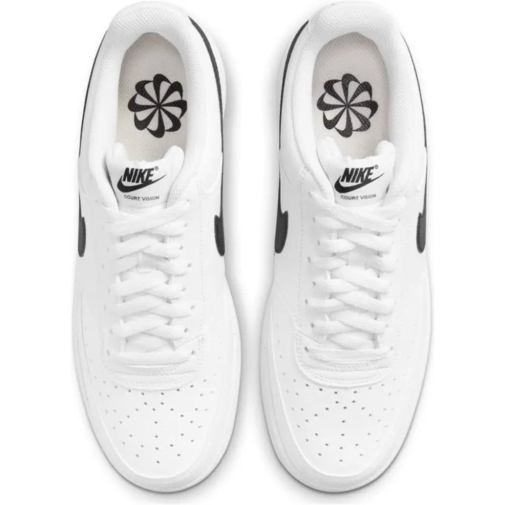 Hvide Nike Court Vision sneakers med sorte accenter og perforeret overdel