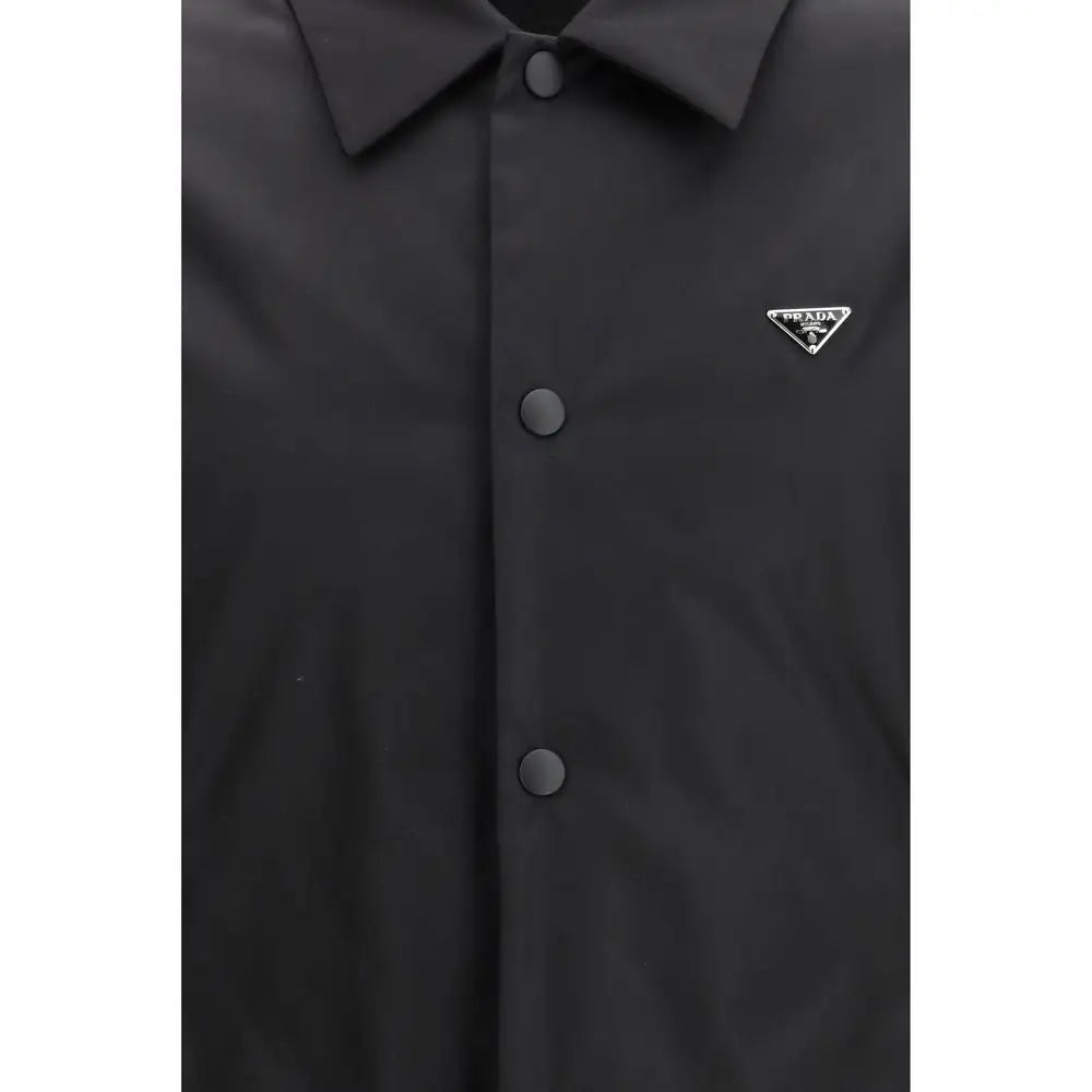 Sorte Prada sorte genanvendt polyamid frakke med minimalistisk design og sølvtrekantet logo