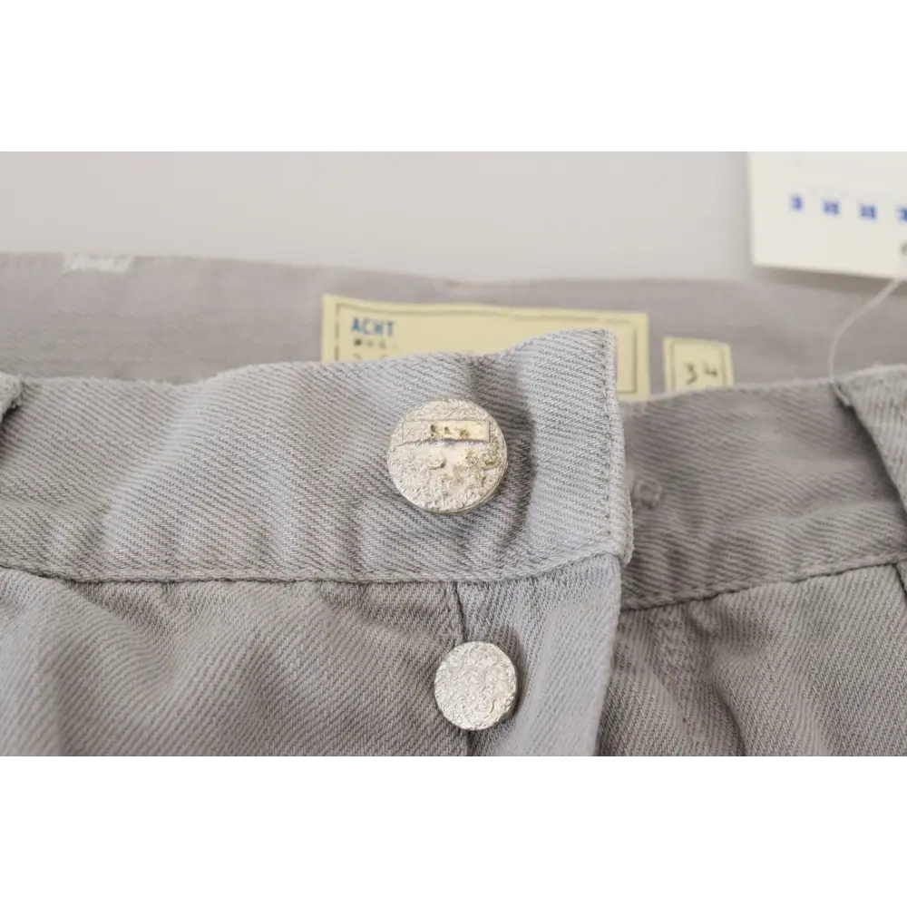 Sølv tekstureret knap på grå denim i Acht grå bomuld straight fit jeans