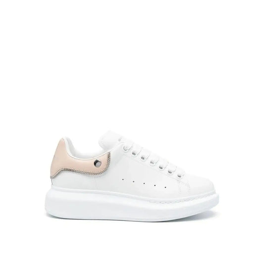 Alexander McQueen white chunky sneakers med pink accent og sølv hardware