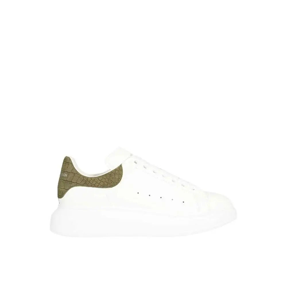 Hvid Alexander McQueen low top sneakers med olivengrøn krokodille hæl