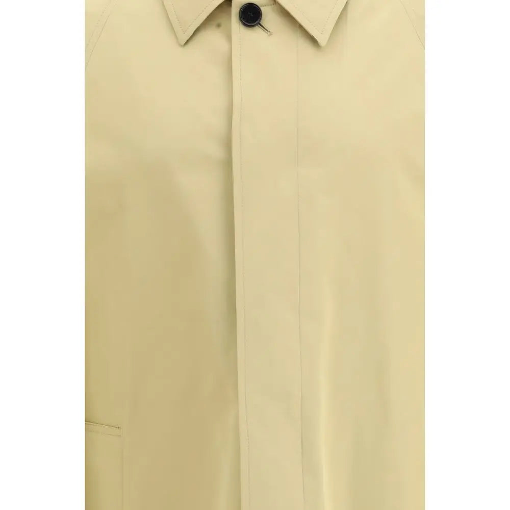 Burberrys beige trenchcoat: tidløs klassiker med klassisk krave og sort knap