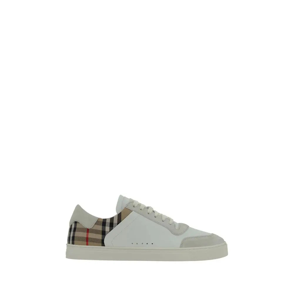 Burberry hvide lavkalveskind Bos Taurus low top sneakers med beige, sort og rød ternmønster på hælen