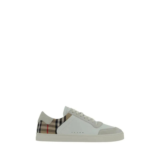 Burberry hvide lavkalveskind Bos Taurus low top sneakers med beige, sort og rød ternmønster på hælen