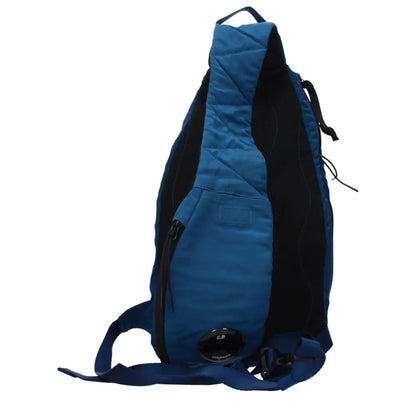 C.P. Company blå crossbody taske med sort quiltet design og logo