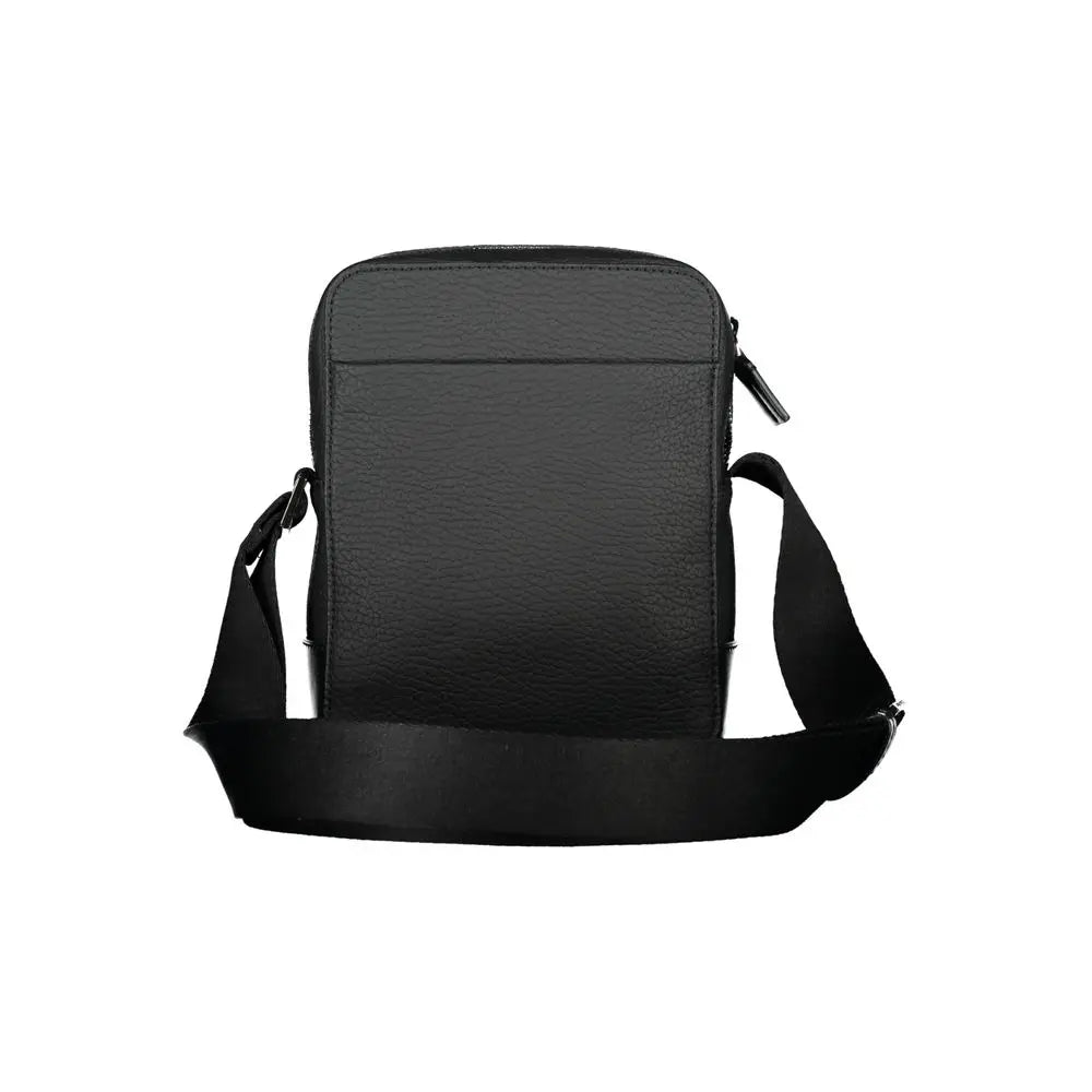 Calvin Klein sleek black skuldertaske med kontrasterende detaljer i sort tekstureret læder