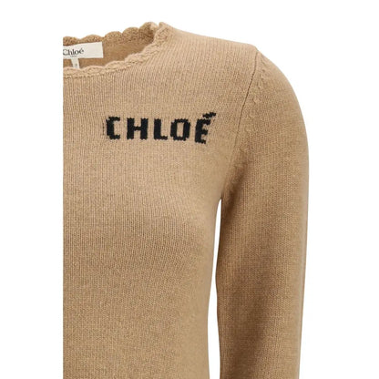 Beige Chloé strikket sweater med bølget hals og sort Chloé-skrift
