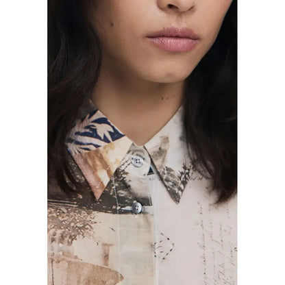 Desigual beige cotton shirt med kvindemodel i hvid bluse med sepia-print
