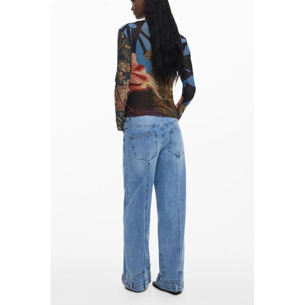 Sort t-shirt med lysvaskede denim jeans, wide-leg snit og frayed kanter