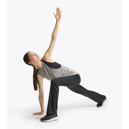 Kvinde i Diadora grå sort tank top udfører yoga i originale athletic pants