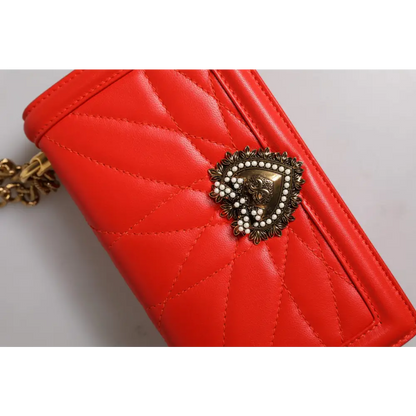 Vibrant rød quiltet læder clutch med perle-hjerteslukning fra Dolce & Gabbana quilted devotion crossbody