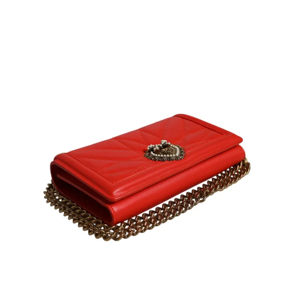 Vibrant rød quiltet læder clutch med guld-tone kæde og perle-hjerteslukning