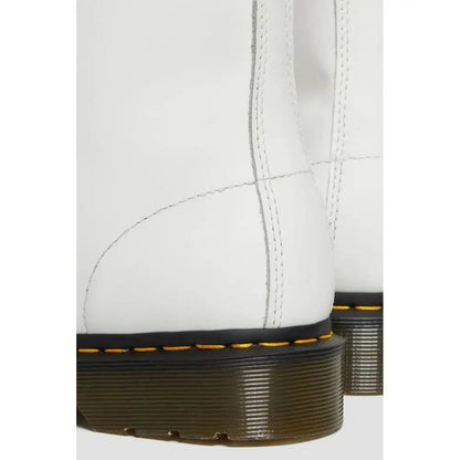Dr. Martens white leather boot med sort gummisål og gul syning