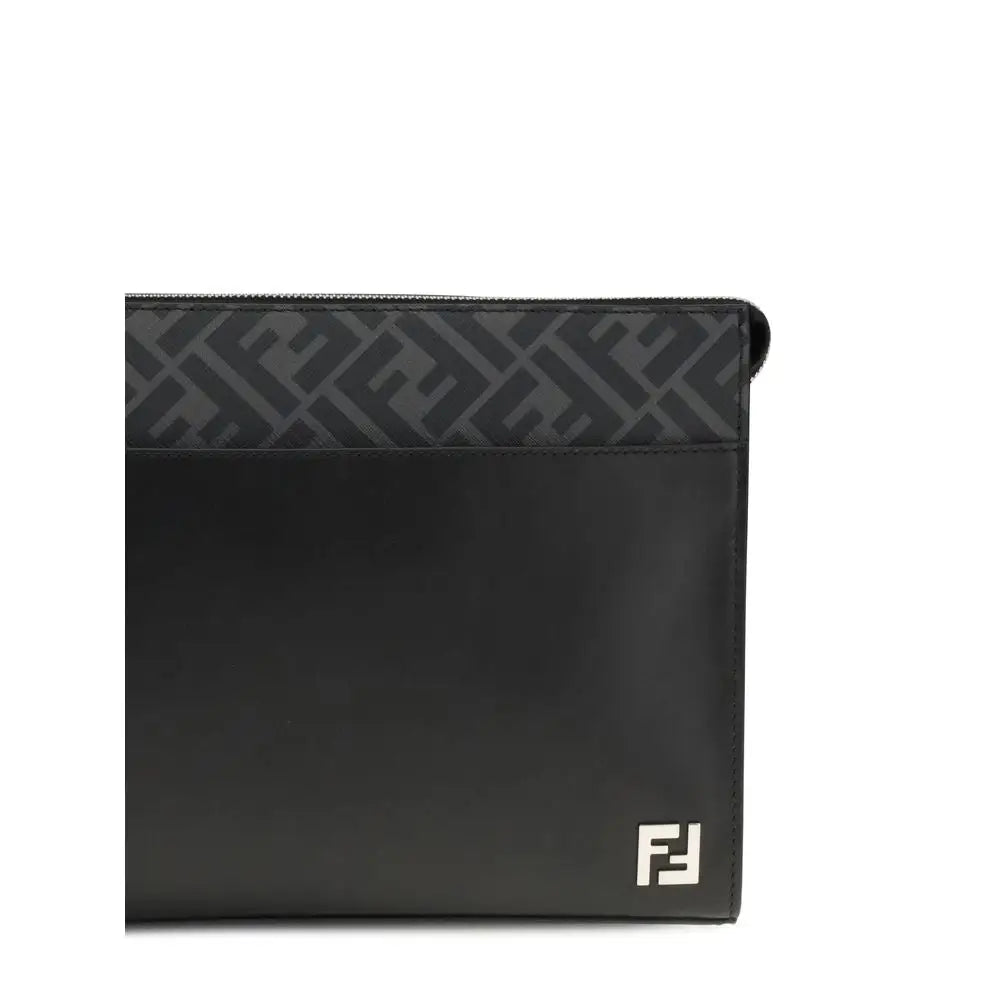 Sort Fendi læder FF canvas pose med sort clutch i blank finish og gentagende FF-logo mønster på topflap