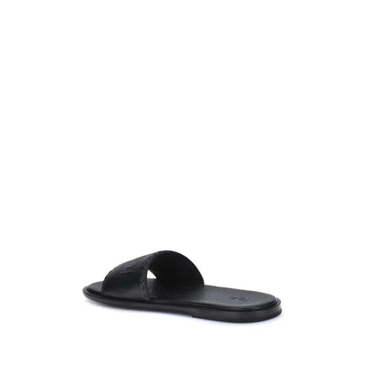 Minimalist Fendi sandals with logo, black leather slide design