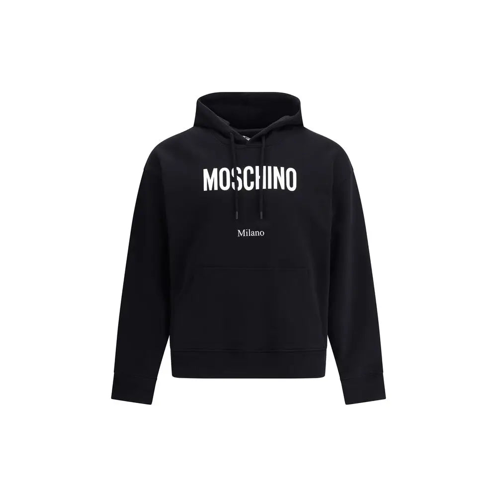 Sort Moschino logoed hoodie med sort stof, fed hvid Moschino-skrift og Milano under