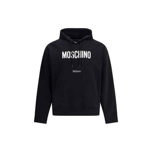 Sort Moschino logoed hoodie med sort stof, fed hvid Moschino-skrift og Milano under