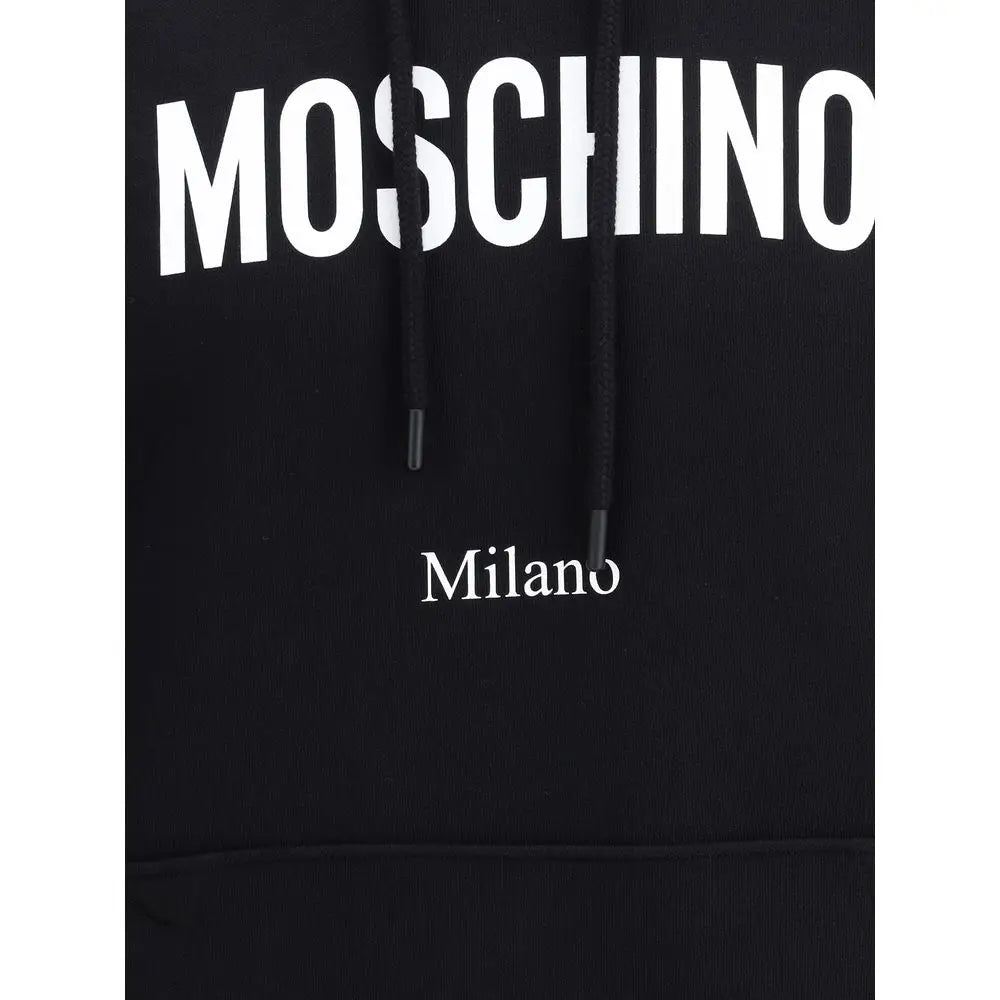 Sort Moschino logoed hoodie med sort stof, hvid Moschino-skrift på brystet og Milano nedenunder
