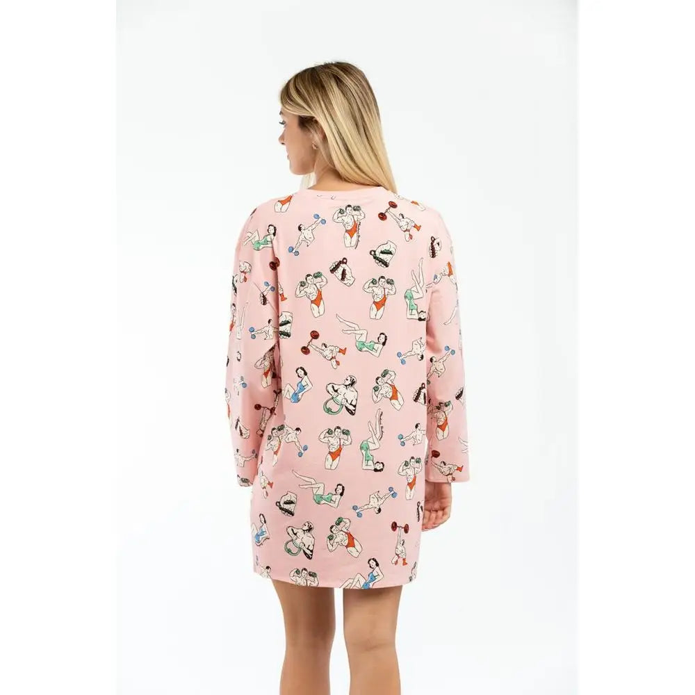 Moschino pink cotton casual dress med pink nattkjole og kvinder i træningsposer