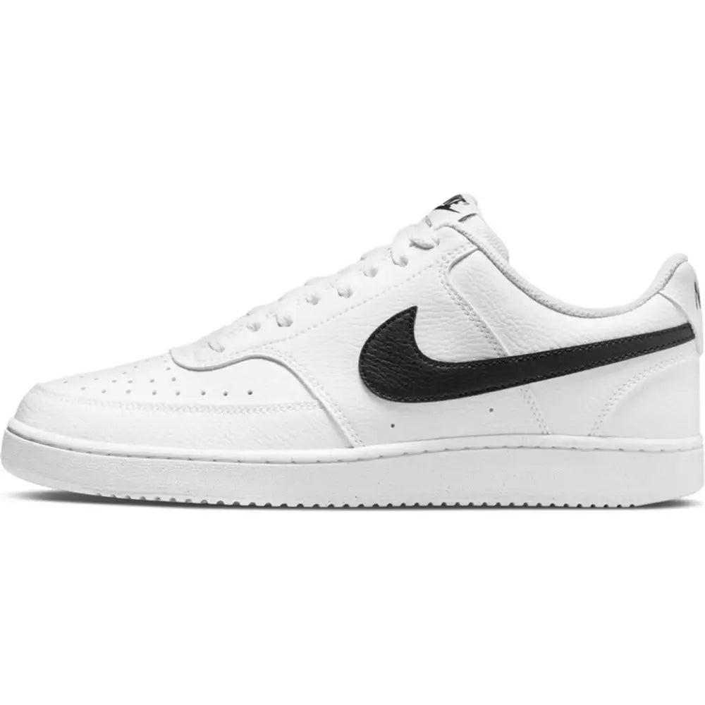 Hvid Nike Court Vision low-top sneaker med sort swoosh og perforeret læder
