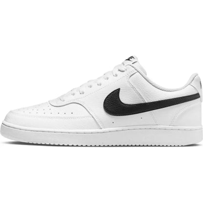 Hvid Nike Court Vision low-top sneaker med sort swoosh og perforeret læder