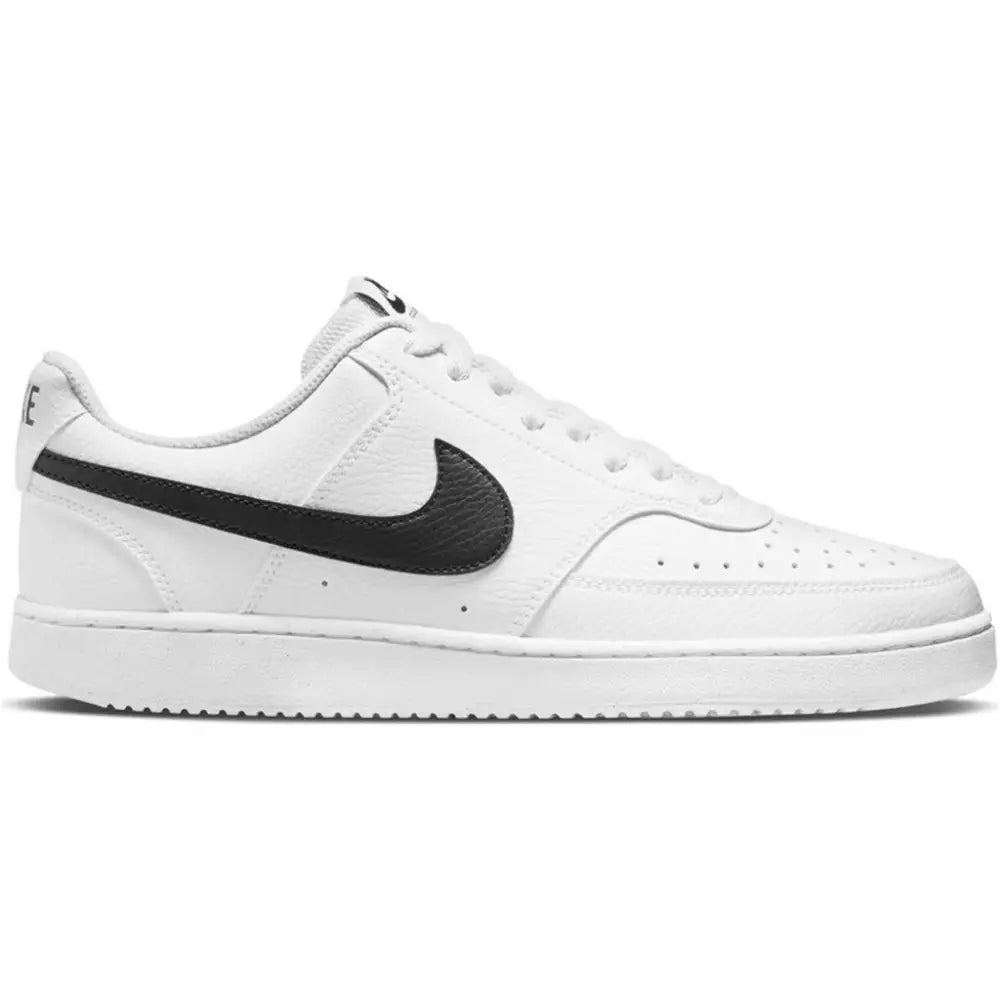 Hvid Nike Court Vision Lo sneaker med sort swoosh og perforeret læder