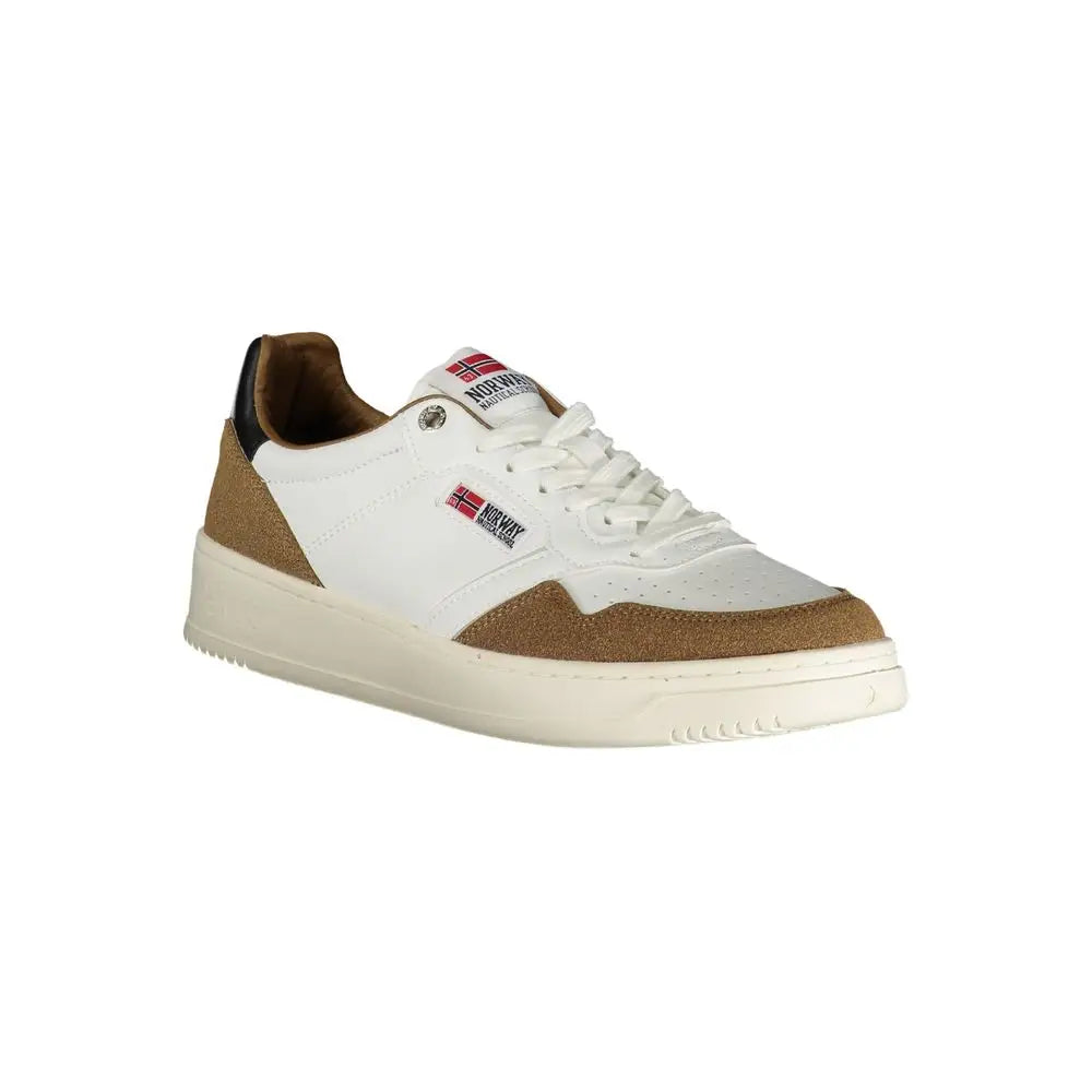 Hvid og tan suede-trimmet sneaker med hvid gummisål og Norge-flag logo