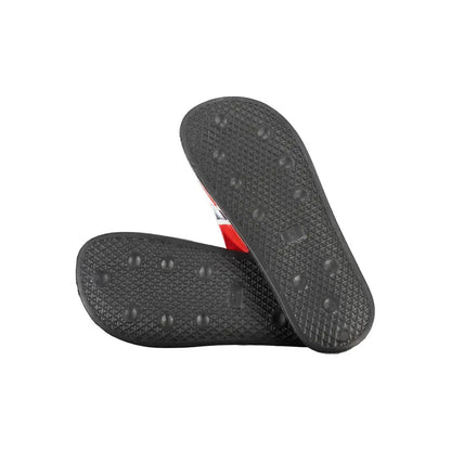 Sorte gummi flip-flops med tekstureret sål og rød-hvid stribet rem i Norway 1963 black plastic