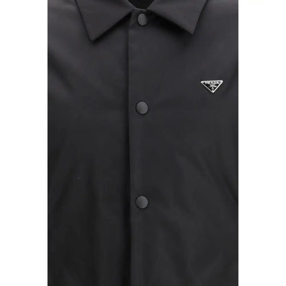 Sorte Prada sorte genanvendt polyamid frakke med minimalistisk design og sølvtrekantet logo