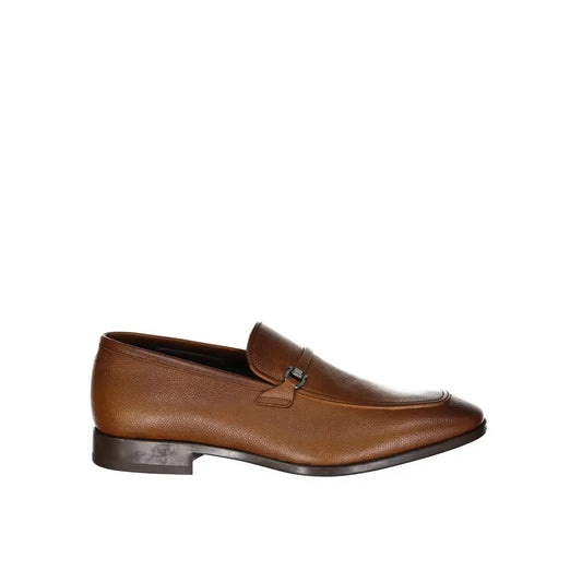 Salvatore Ferragamo brun læder slip-on loafers med tekstureret overflade og metallisk spænde