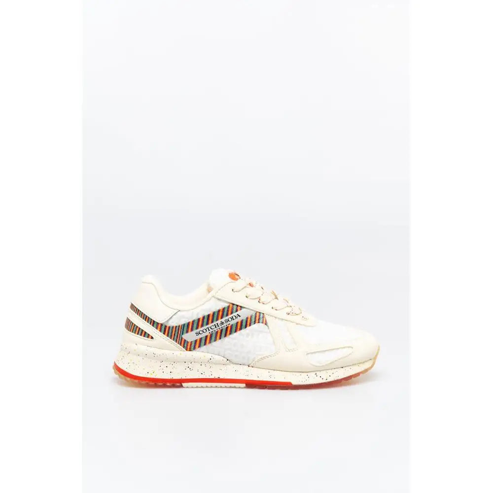 Creamfarvet Scotch & Soda sneaker med prikket hvid overdel, orange-rød sål og stribet panel i hvid læder atletisk design