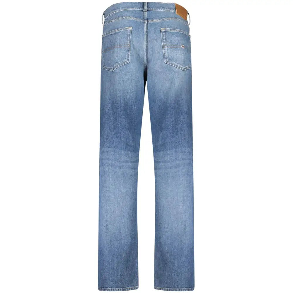 Tommy Hilfigers lyseblå bomulds jeans med straight-leg snit og brun læderpatch