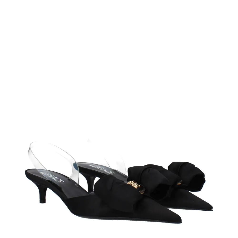 Versace black satin flat sandals med transparent stropper, sløjfe og guld hardware