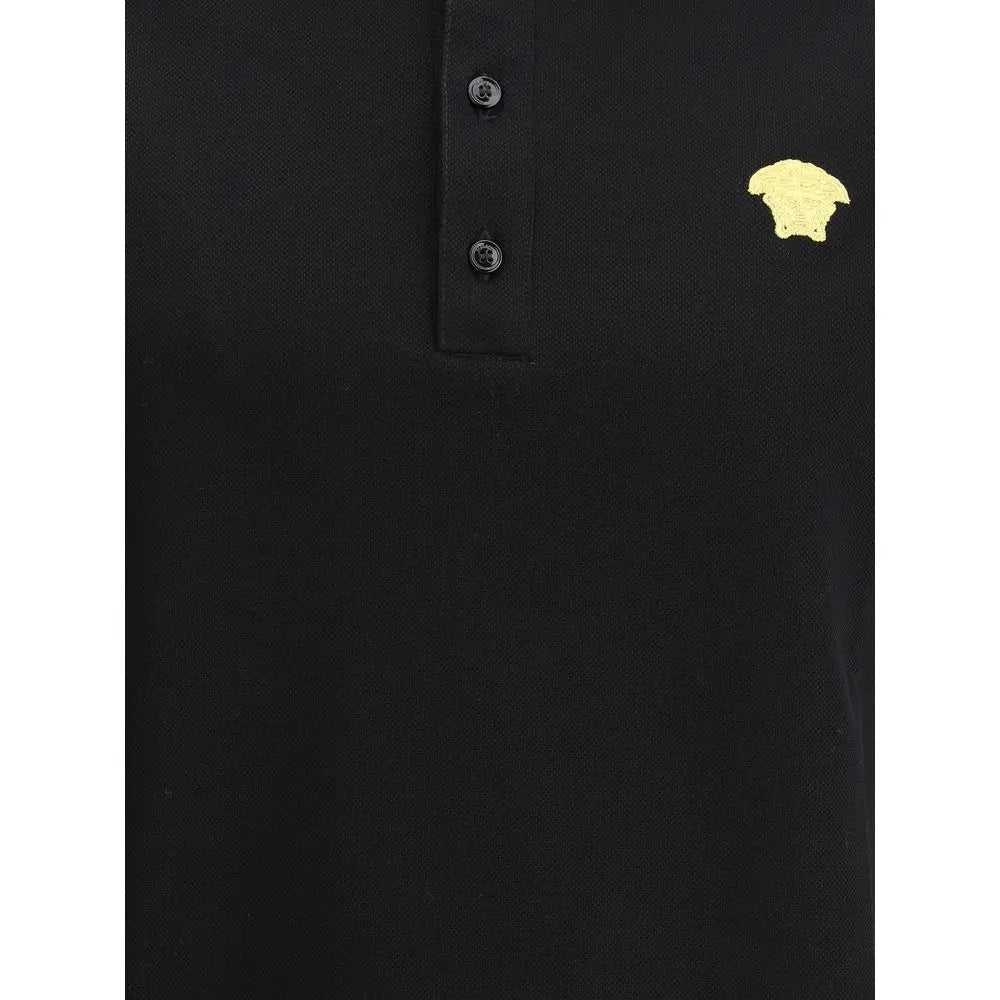 Sort Versace polo shirt med Versace-logo i guld på brystet